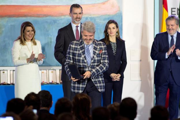  El diseñador de moda Lorenzo Caprile, junto a Susana Díaz y los Reyes. :: Daniel Pérez / Efe