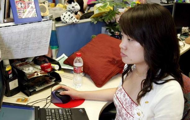 Una empleada de Google trabaja en la sede de la compañía en Pekín. 