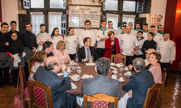 La directora, Mari Carmen Sanz, habla al final de la jornada. :: albo