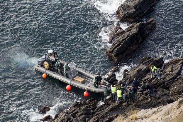 En busca de Paqui. En la foto de arriba, voluntarios participan en la batida en la playa de Salobreña. Abajo, rescate del cuerpo en un acantilado. :: Javier Martín