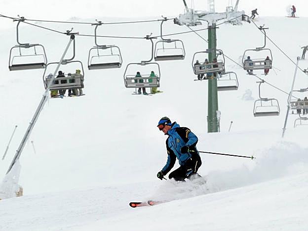 La estación de Valdezcaray acumula en la actualidad espesores de entre 70 y 170 centímetros. En la imagen, edificio de servicios en la cota 1.530 metros :: E. SALICIO