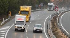 Camiones de gran tonelaje, turismos y un vehículo de reparto, circulando por la autopista AP-68 en el término de Haro. 