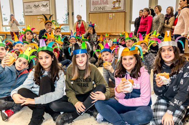 Alumnos del colegio Sagrados Corazones de Santo Domingo de la Calzada disfrutando de sus 'preñaos'. :: J. Albo