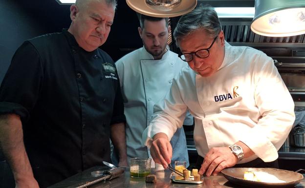 Joan Roca explica el menú a dos cocineros. 