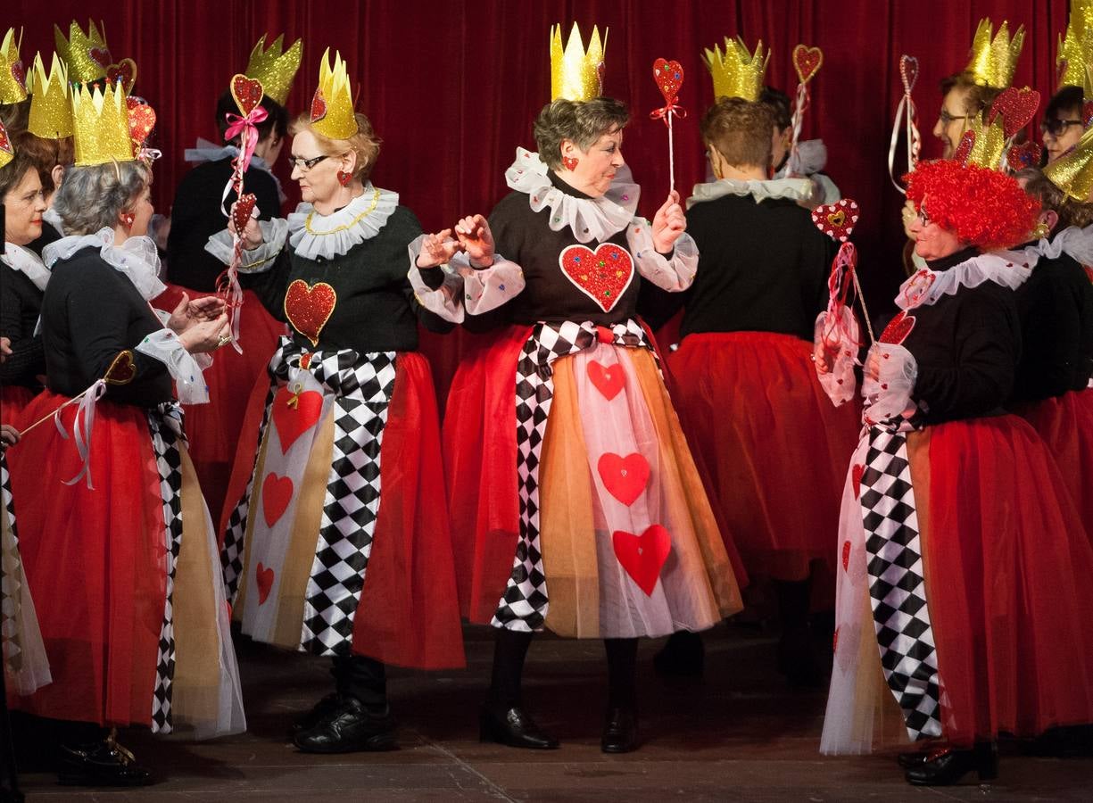 Reinas de corazones, bailarinas de cabaret...se pudieron ver en la tradicional fiesta logroñesa