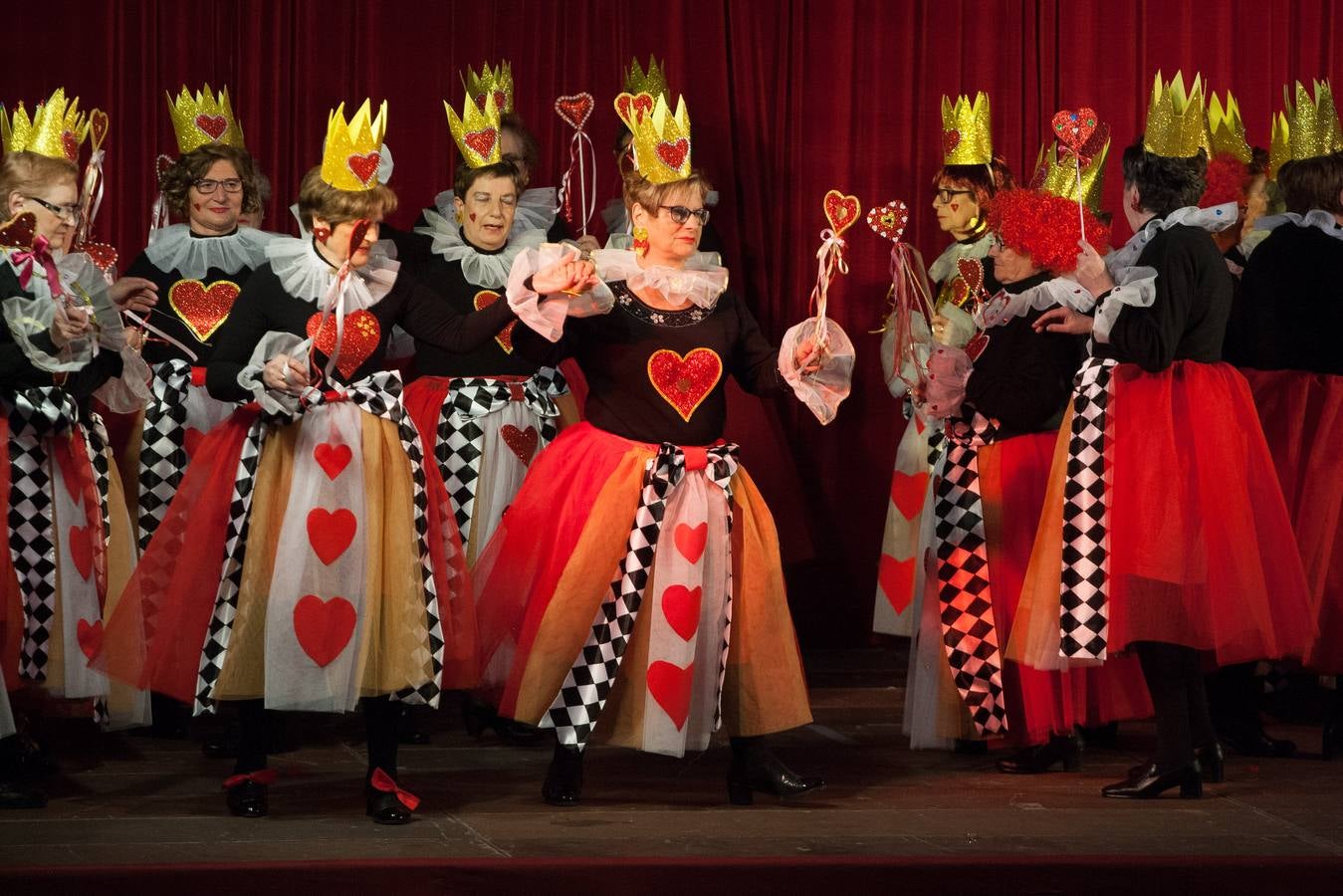 Reinas de corazones, bailarinas de cabaret...se pudieron ver en la tradicional fiesta logroñesa