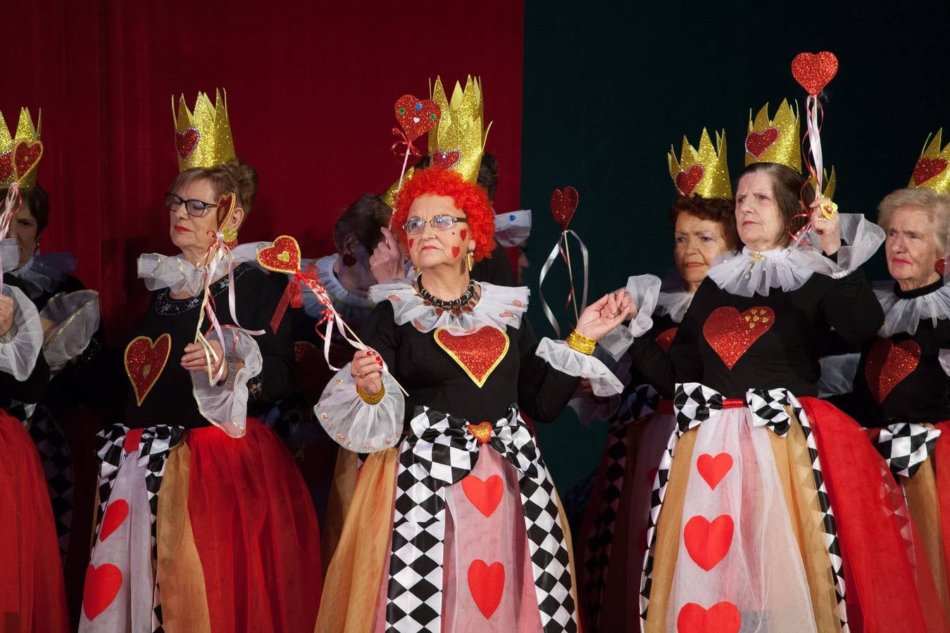 Reinas de corazones, bailarinas de cabaret...se pudieron ver en la tradicional fiesta logroñesa