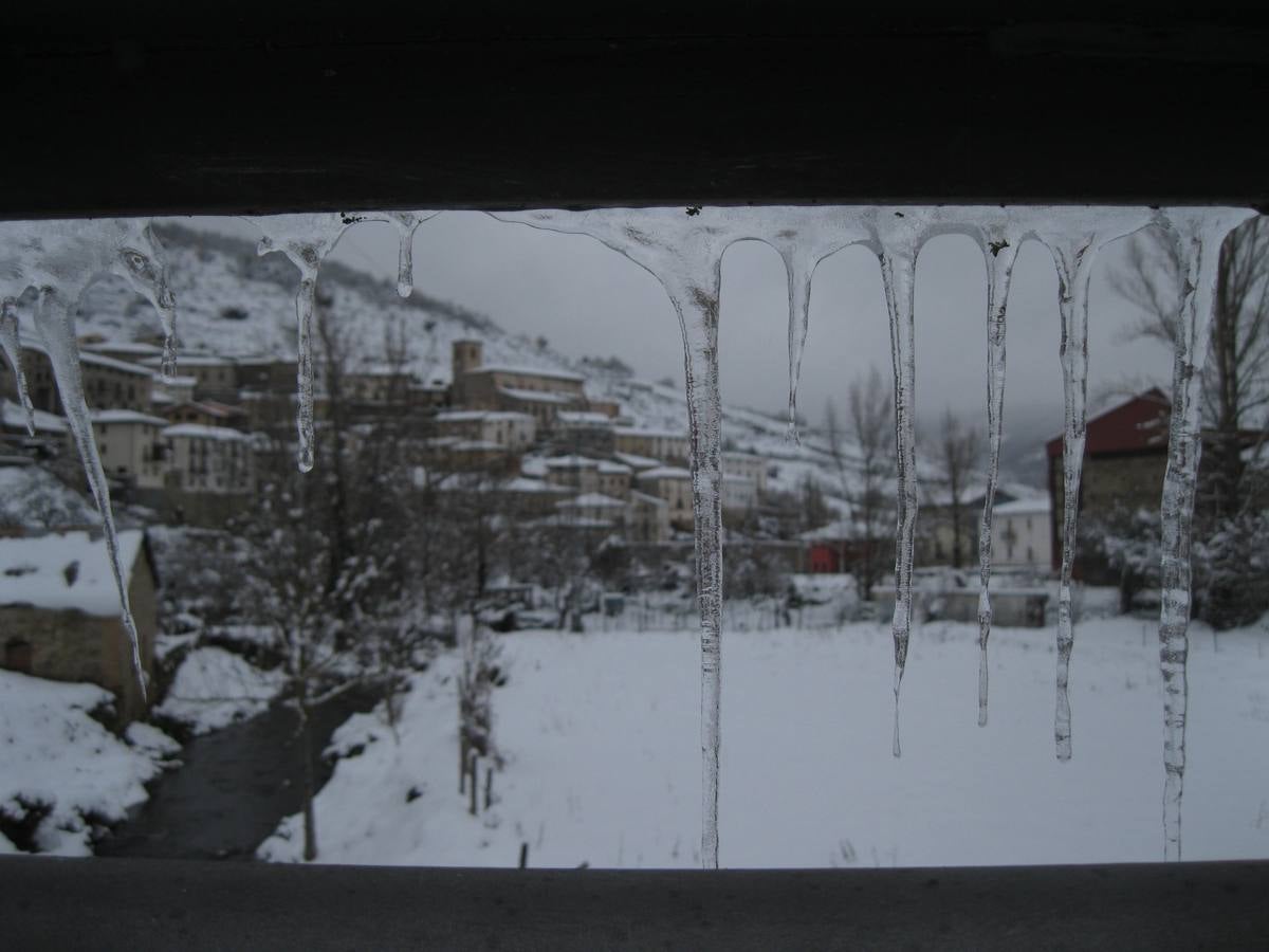 La nieve y el hielo cubren La Rioja