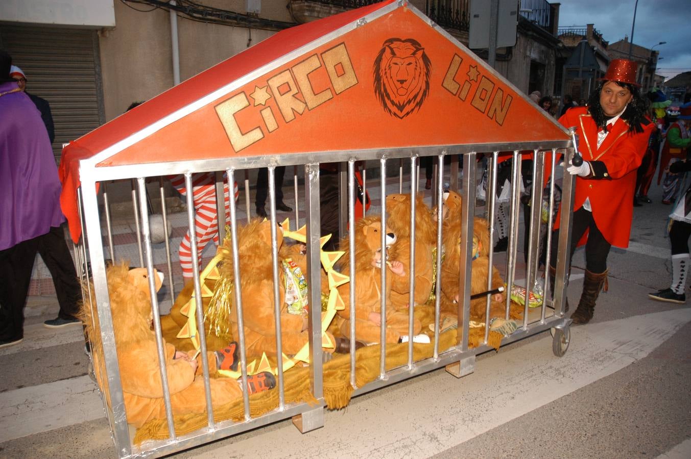 Cervera disfrutó de su desfile de Carnaval, que comenzó con un ligero retraso y del que todos disfrutaron