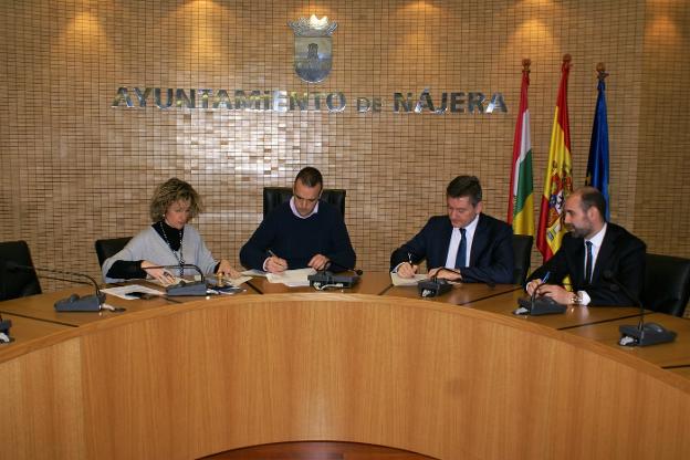 Firma del crédito en presencia de la secretaria municipal. :: 