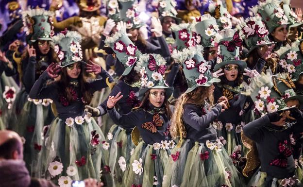 Un desfile de Carnaval muy numeroso pese al frío