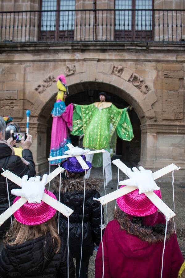 Santo Domingo disfrutó de su carnaval con un gran desfile y la fiesta de disfraces de un día de alegría y celebración