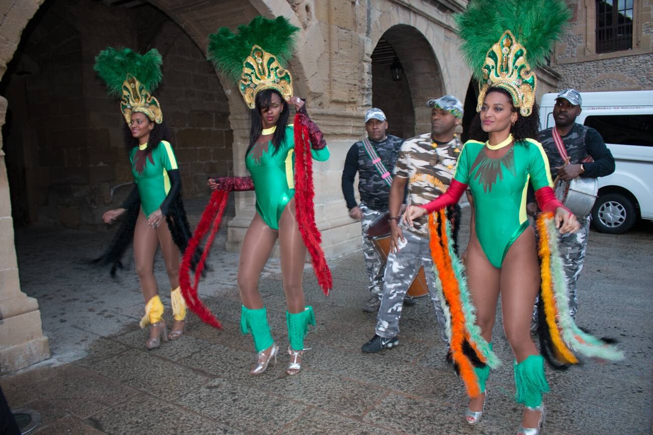 Santo Domingo disfrutó de su carnaval con un gran desfile y la fiesta de disfraces de un día de alegría y celebración