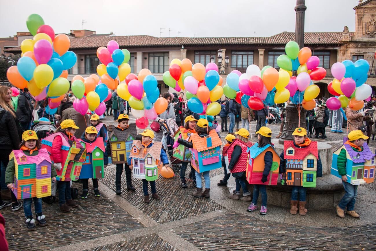 Santo Domingo disfrutó de su carnaval con un gran desfile y la fiesta de disfraces de un día de alegría y celebración