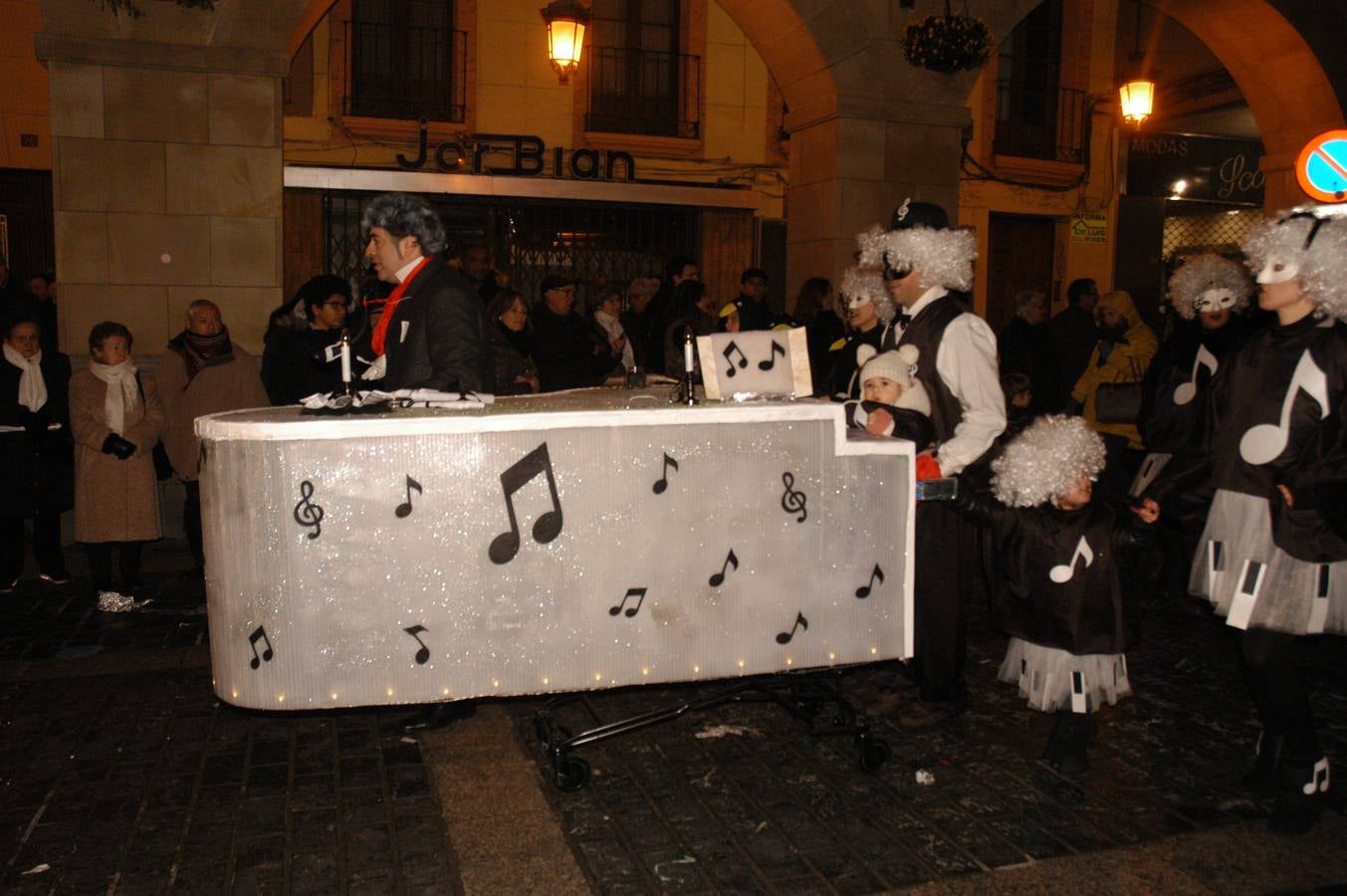 Mucha imaginación en los disfraces de los participantes del desfile de Carnaval de Calahorra.