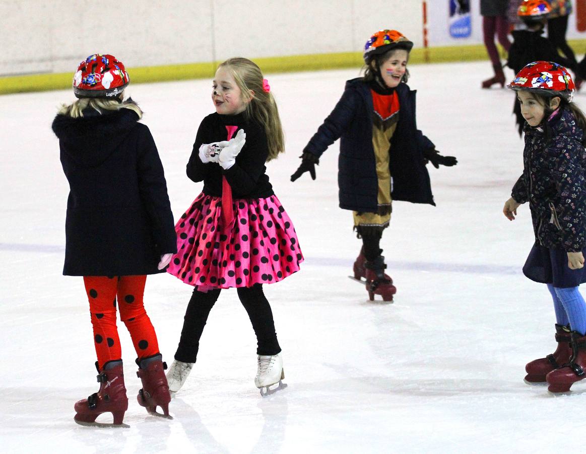 El centro deportivo municipal de Lobete celebró el Carnaval del hielo entre patines y originales disfraces