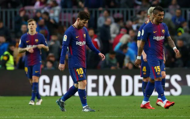 Los jugadores del Barcelona se retiran cabizbajos tras el empate sin goles ante el Getafe. :: reuters