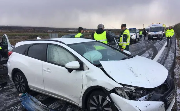 Imagen principal - Una tormenta de hielo y nieve provoca un accidente con treinta coches y 20 heridos en la A-12 en Navarrete