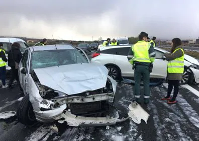 Imagen secundaria 1 - La nieve provoca un accidente mortal en Entrena y un choque múltiple en Navarrete