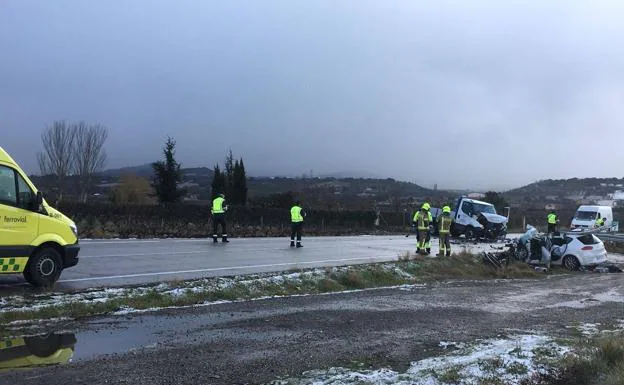 Una mujer de 32 años fallece al chocar su coche contra un camión en Entrena