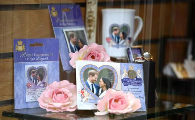 Objetos con las imágenes del anuncio del compromiso entre el príncipe Enrique de Inglaterra y Meghan Markle. 