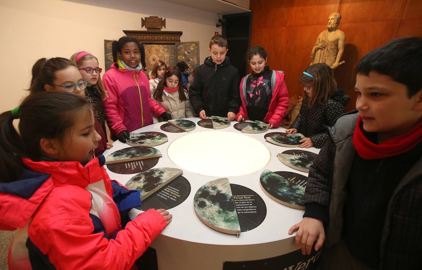 Alumnos del colegio Duquesa de la Victoria visitaron la muestra 'Con A de Astrónoma', que se puede ver en la Casa de las Ciencias.