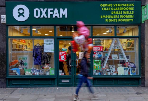 Oxfam en Londres y la imagen de Lawrence. :: Peter Nicholls / Reuters