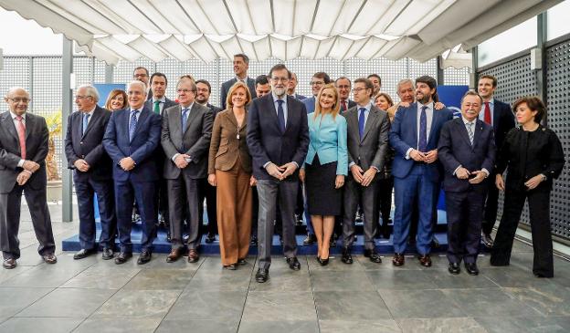 Mariano Rajoy posa ayer con los barones territoriales del PP antes de la reunión que mantuvo con ellos en Madrid. :: Juan Carlos Hidalgo / efe