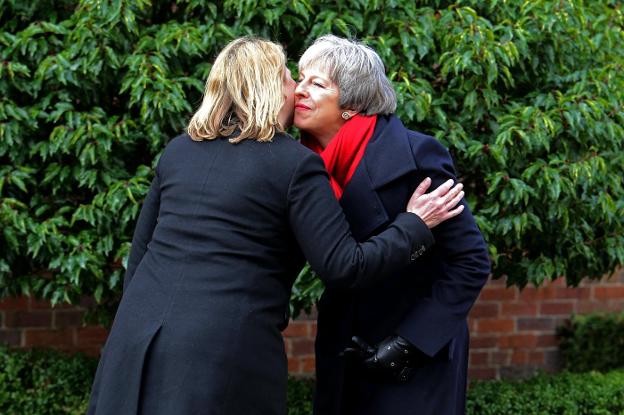 Karen Bradley y Theresa May se saludan ayer en Stormont House, en Belfast. :: P. M. / EFE