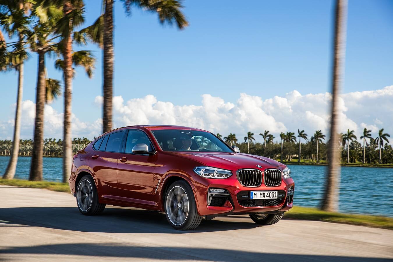 BMW renueva el X4. El nuevo modelo aporta una dinámica de conducción mejorada, un diseño que acentúa el carácter deportivo y añade sistemas de asistencia de última generación y tecnologías de conectividad.