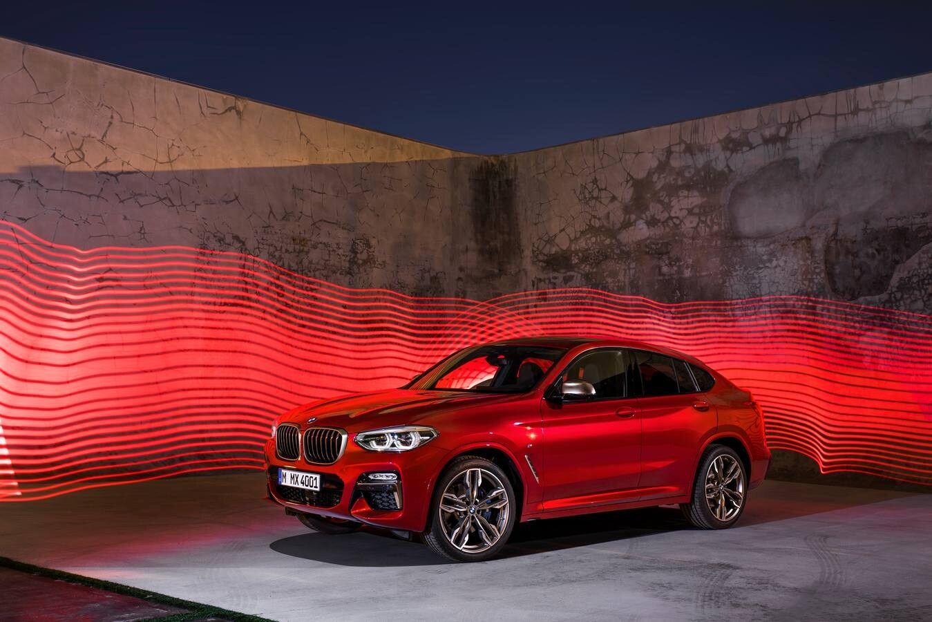 BMW renueva el X4. El nuevo modelo aporta una dinámica de conducción mejorada, un diseño que acentúa el carácter deportivo y añade sistemas de asistencia de última generación y tecnologías de conectividad.