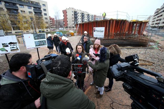 La alcaldesa, junto a los trabajos de construcción de la ludoteca en el parque Picos de Urbión. :: juan marÍN
