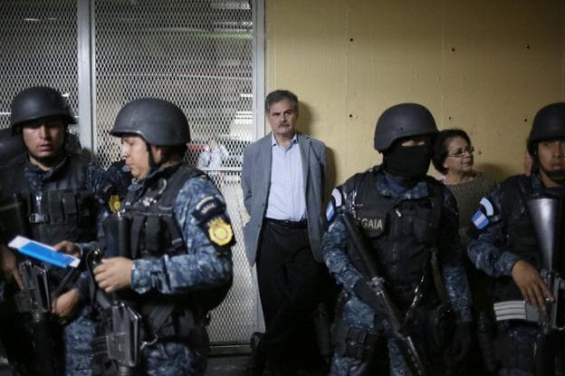 La Policía detiene al exministro guatemalteco de Finanzas y presidente de Oxfam Internacional, Juan Alberto Fuentes. :: Esteban Biba / Efe