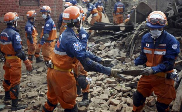 Los miembros del equipo de rescate japoneses trabajan para quitar los escombros durante la búsqueda de víctimas tras el terremoto en Lalitpur. 