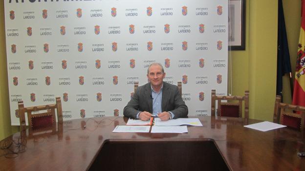 El alcalde de Lardero, Juan Antonio Elguea, desglosa las partidas del presupuesto para el 2018. :: p. h.