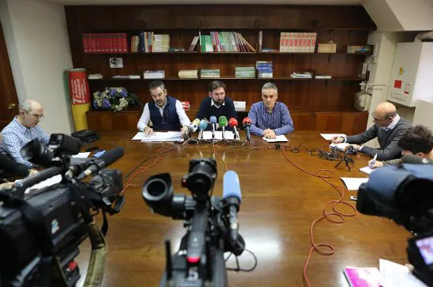 Jesús Izquierdo, Eduardo Fernández y Jorge Ruano, ayer en la sede del Tribunal Laboral. :: Sonia Tercero
