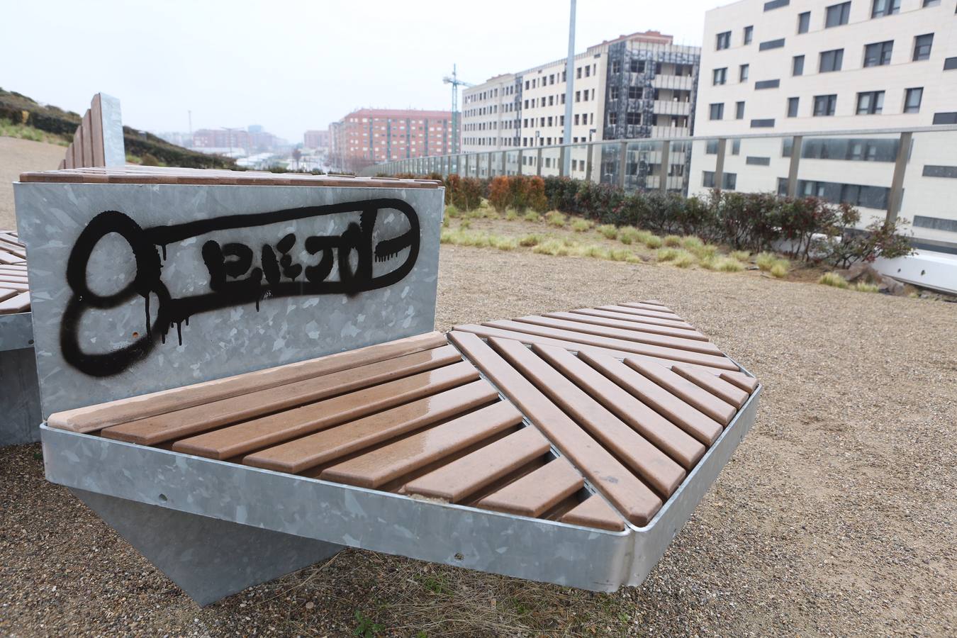 El parque sobre la estación de tren de Logroño acumula daños y destrozos por actos vandálicos en el equipamiento urbano