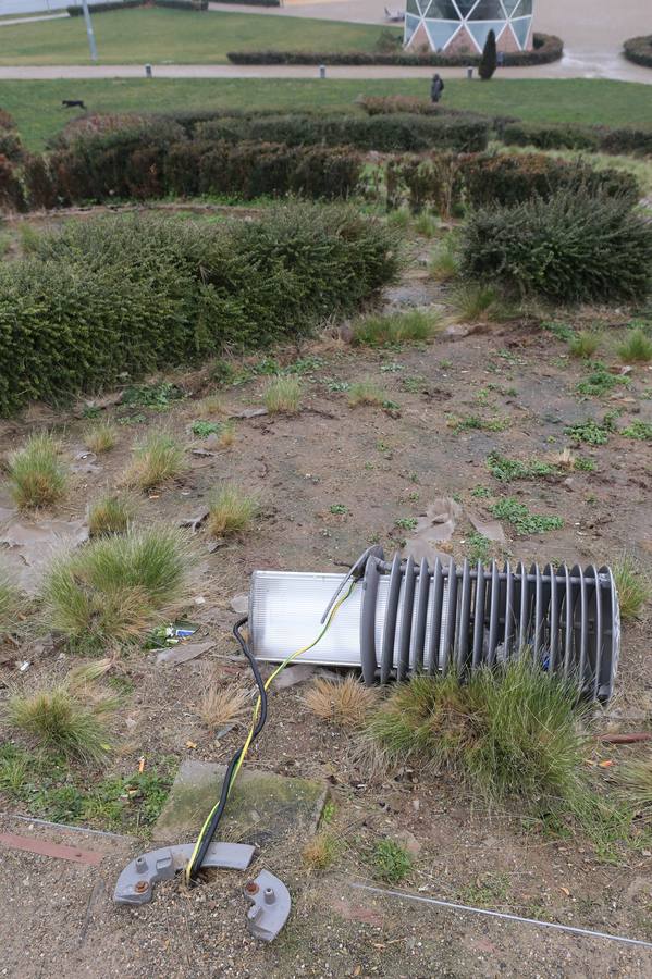 El parque sobre la estación de tren de Logroño acumula daños y destrozos por actos vandálicos en el equipamiento urbano