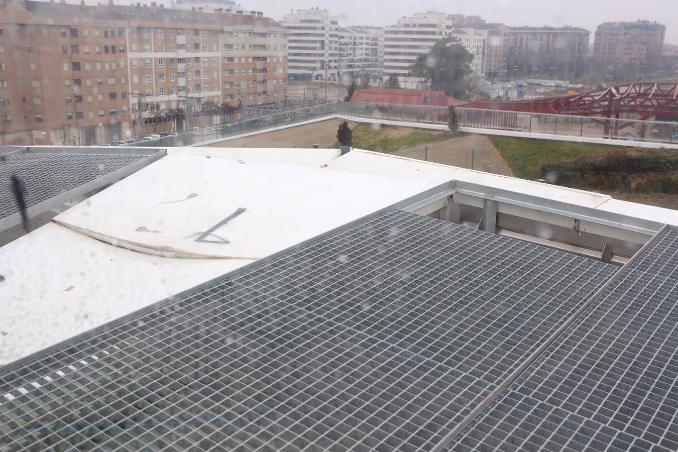 El parque sobre la estación de tren de Logroño acumula daños y destrozos por actos vandálicos en el equipamiento urbano