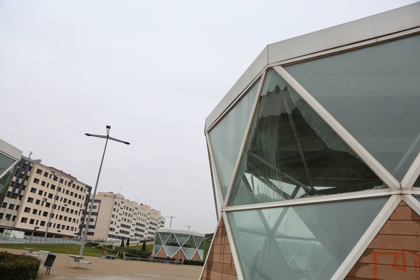 El parque sobre la estación de tren de Logroño acumula daños y destrozos por actos vandálicos en el equipamiento urbano