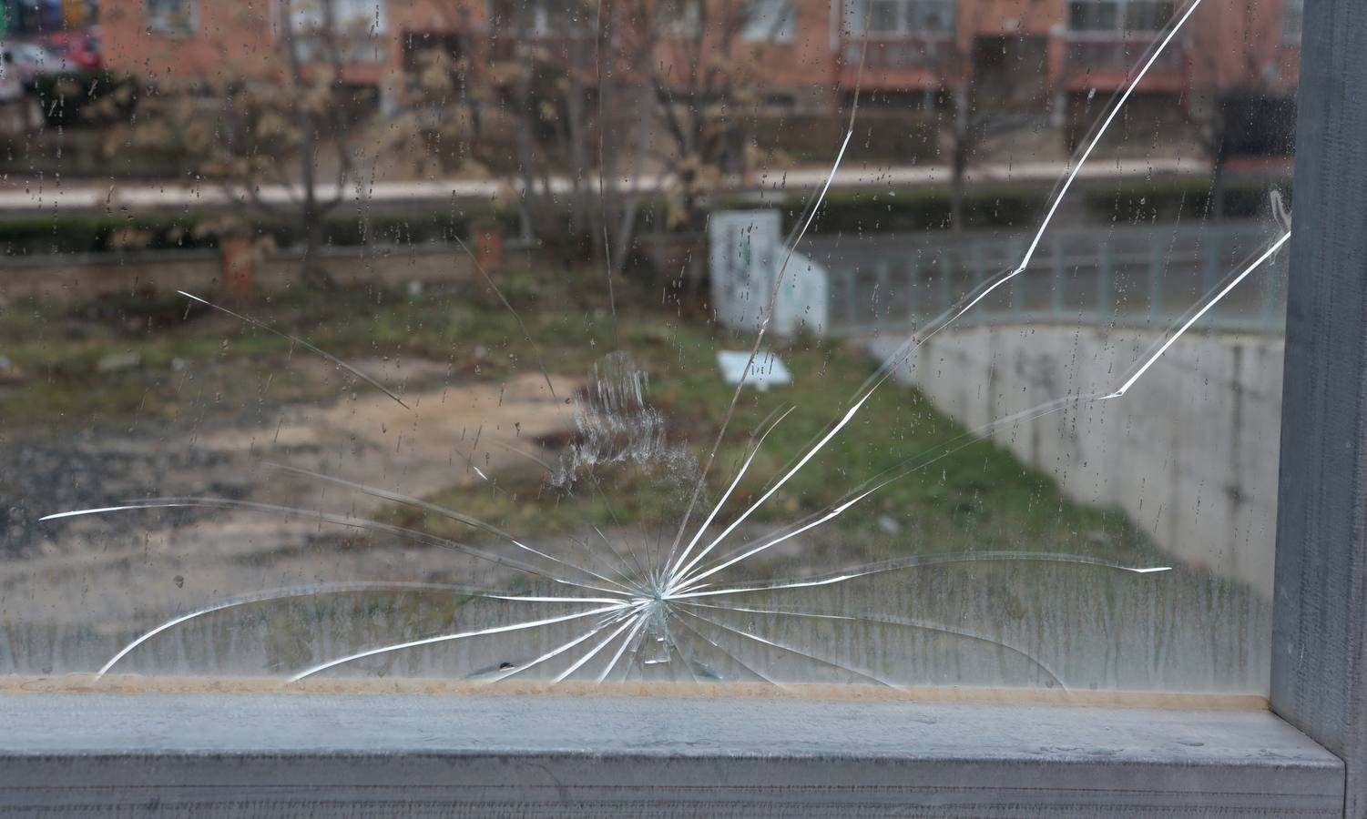 El parque sobre la estación de tren de Logroño acumula daños y destrozos por actos vandálicos en el equipamiento urbano