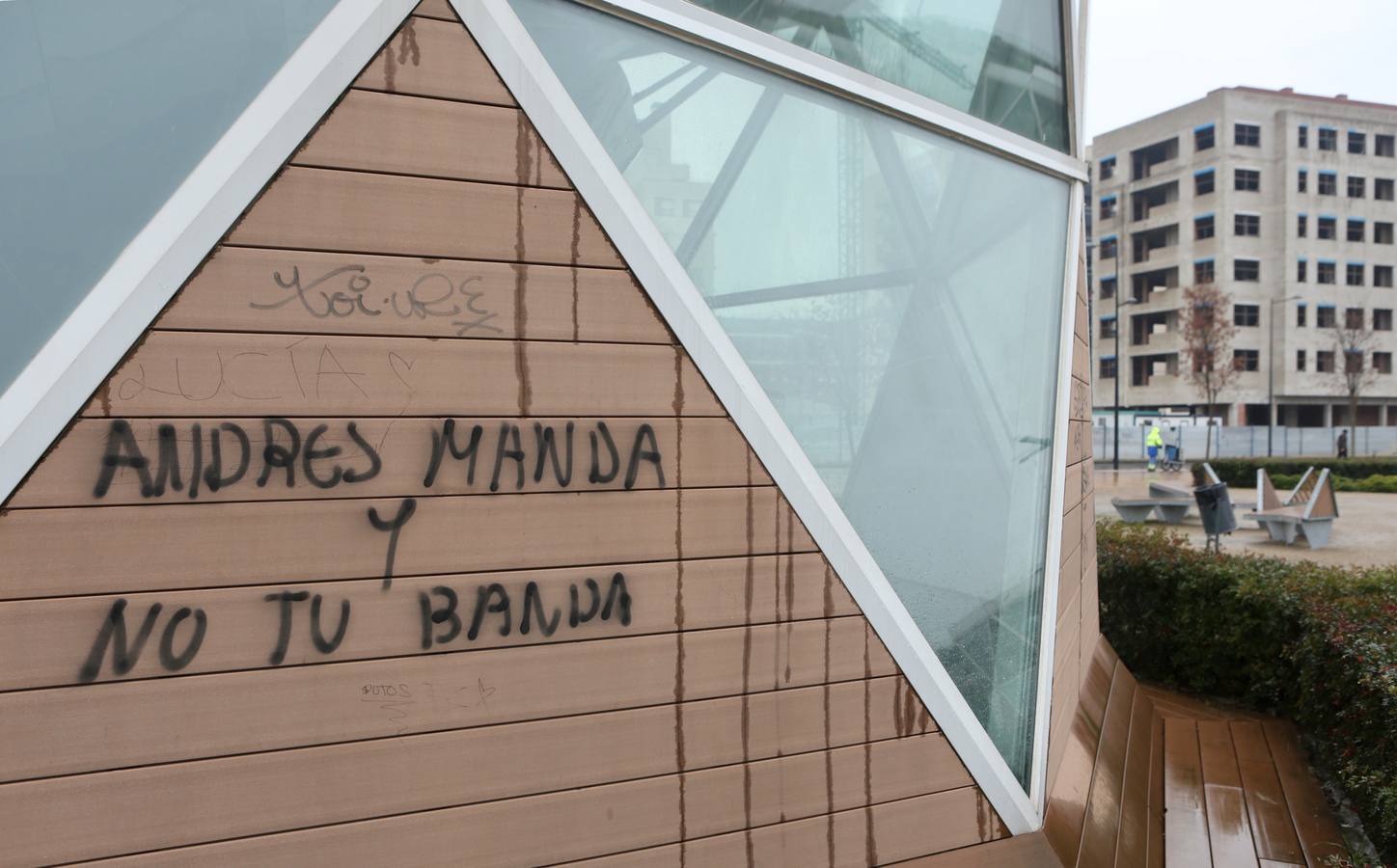 El parque sobre la estación de tren de Logroño acumula daños y destrozos por actos vandálicos en el equipamiento urbano