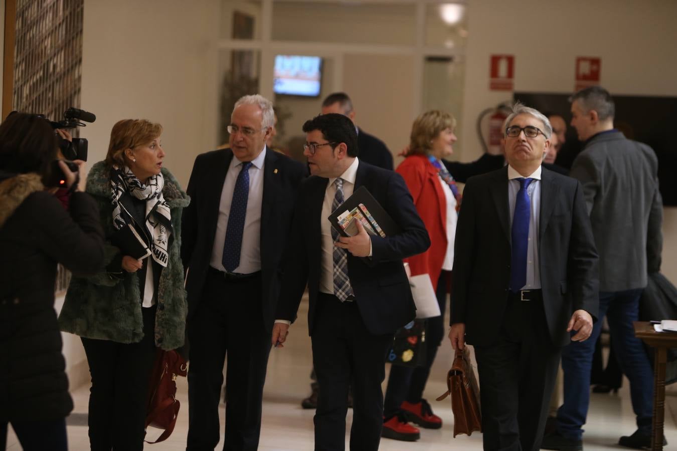 Las mejores imágenes que ha dejado el pleno del Parlamento riojano, en el que el PP ha sacado adelante la Ley de tauromaquia con la abstención (por error) de Podemos 