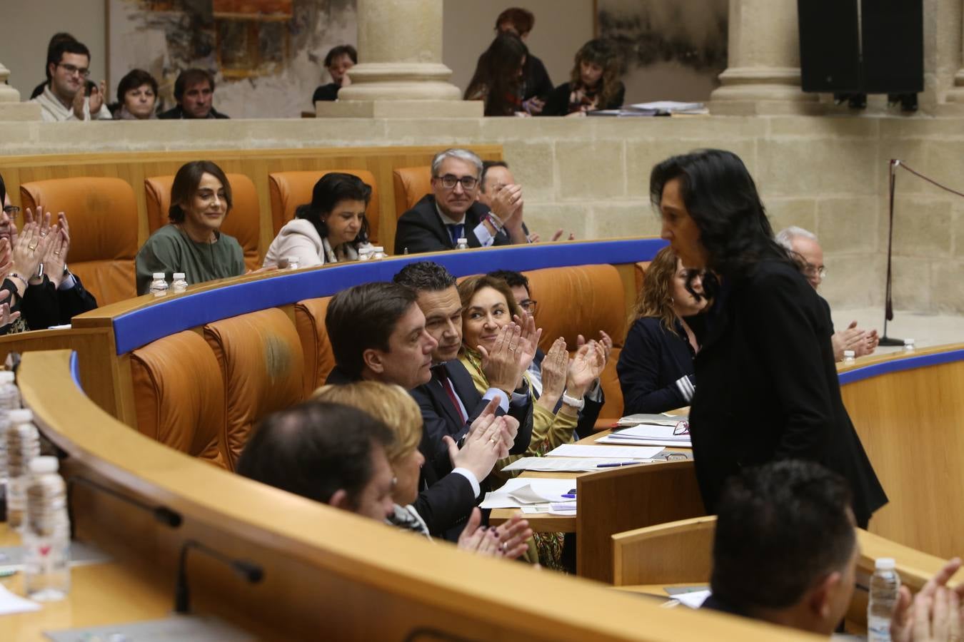 Las mejores imágenes que ha dejado el pleno del Parlamento riojano, en el que el PP ha sacado adelante la Ley de tauromaquia con la abstención (por error) de Podemos 