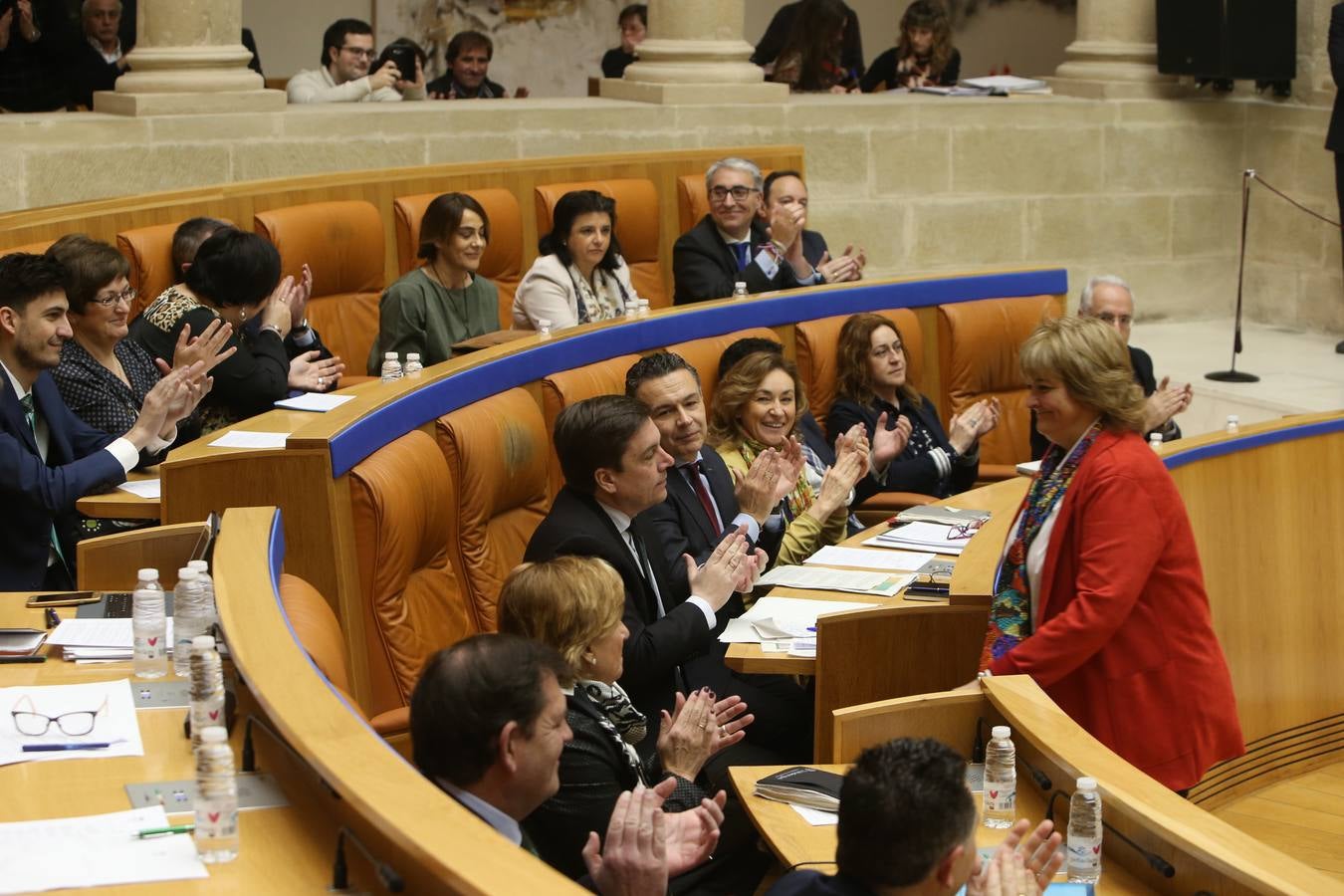 Las mejores imágenes que ha dejado el pleno del Parlamento riojano, en el que el PP ha sacado adelante la Ley de tauromaquia con la abstención (por error) de Podemos 