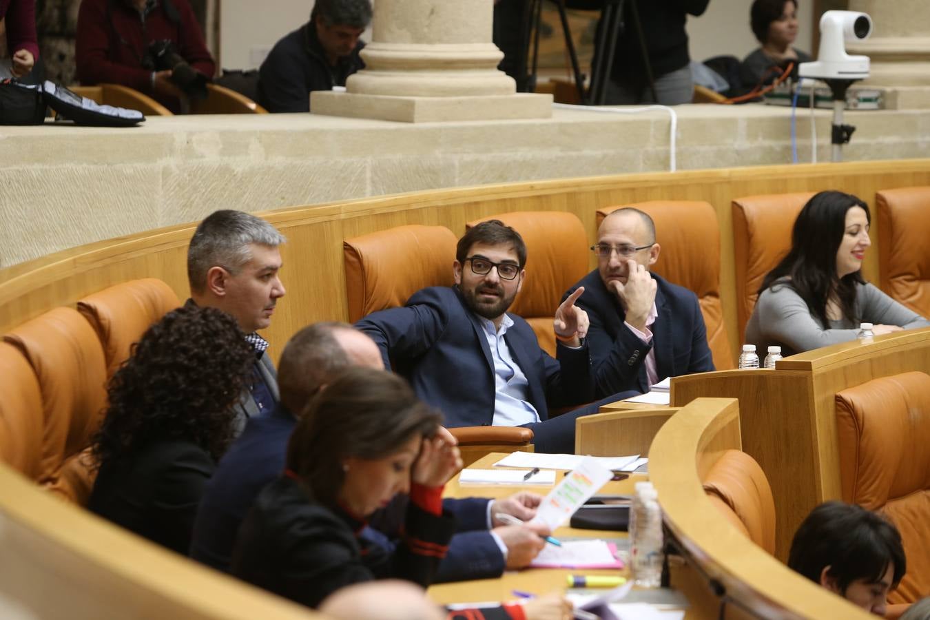 Las mejores imágenes que ha dejado el pleno del Parlamento riojano, en el que el PP ha sacado adelante la Ley de tauromaquia con la abstención (por error) de Podemos 