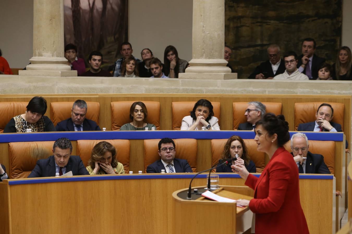 Las mejores imágenes que ha dejado el pleno del Parlamento riojano, en el que el PP ha sacado adelante la Ley de tauromaquia con la abstención (por error) de Podemos 