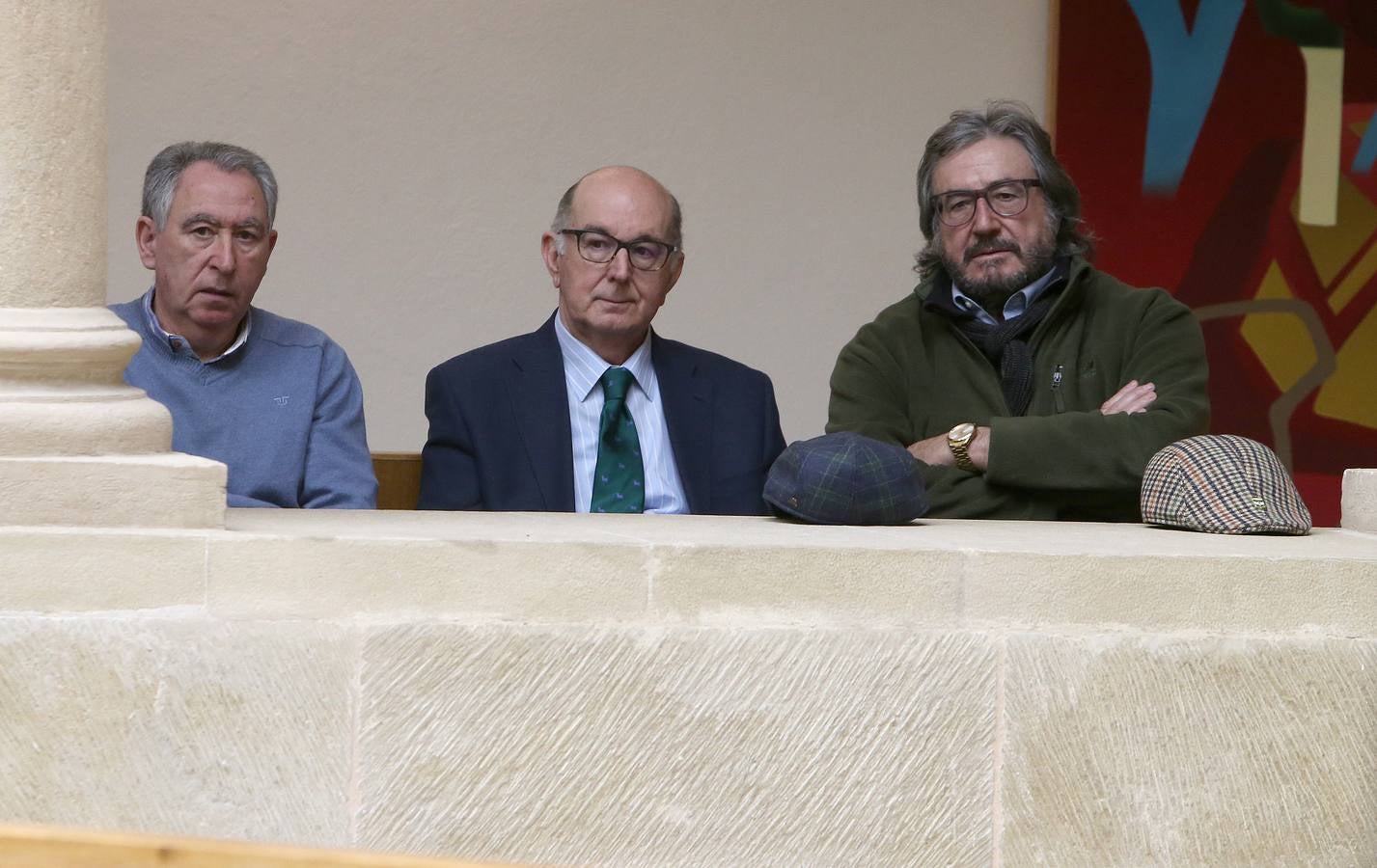 Las mejores imágenes que ha dejado el pleno del Parlamento riojano, en el que el PP ha sacado adelante la Ley de tauromaquia con la abstención (por error) de Podemos 