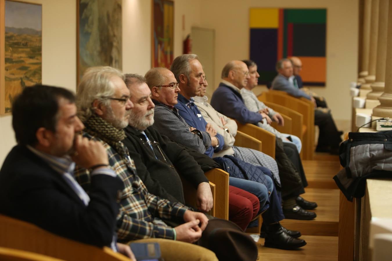 Las mejores imágenes que ha dejado el pleno del Parlamento riojano, en el que el PP ha sacado adelante la Ley de tauromaquia con la abstención (por error) de Podemos 