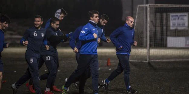 Domínguez (d) encabeza la carrera continua de la plantilla de la Oyonesa, ayer. :: justo rodríguez